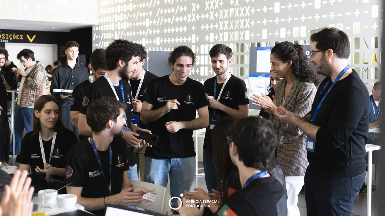 Porto Space Team talking arounda table